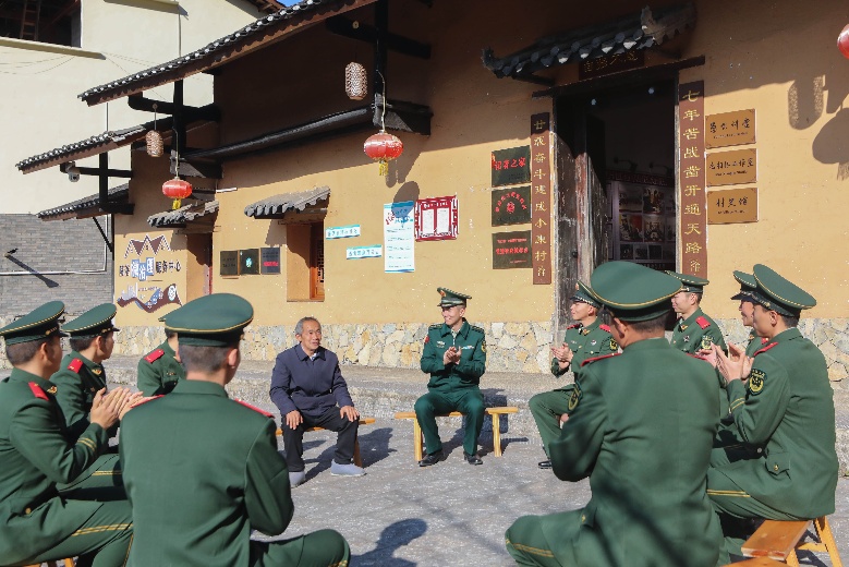 重庆武警官兵组织新兵赴巫山下庄村开展“开年第一课”活动