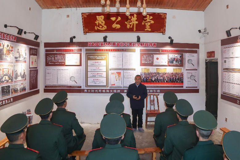 重庆武警官兵组织新兵赴巫山下庄村开展“开年第一课”活动