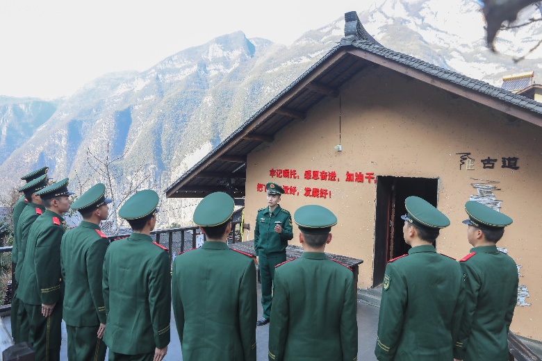 重庆武警官兵组织新兵赴巫山下庄村开展“开年第一课”活动