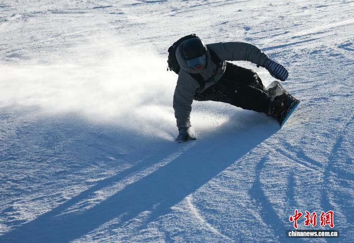 辽宁丹东：滑雪场迎来“冰雪时间”