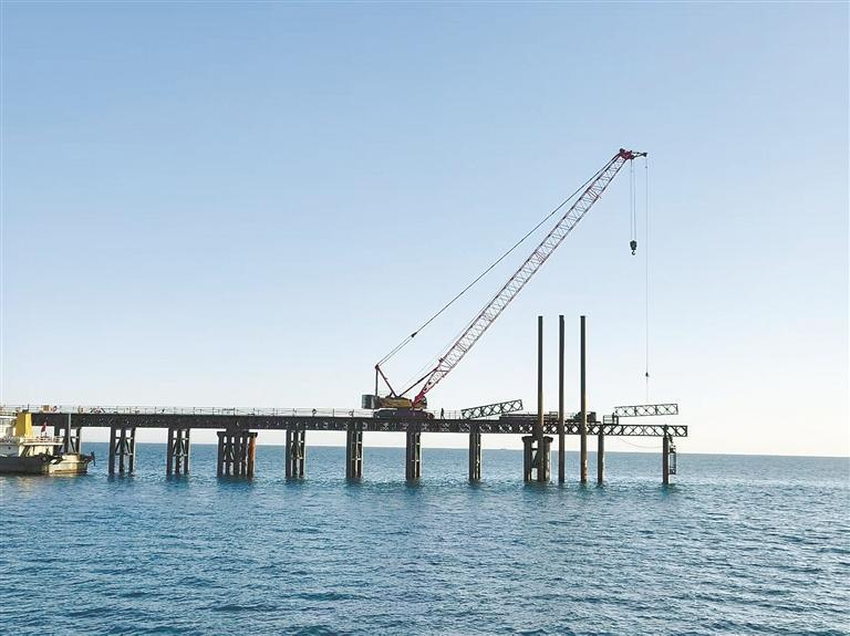 长海大桥工程迎关键突破 主墩钢平台顺利贯通