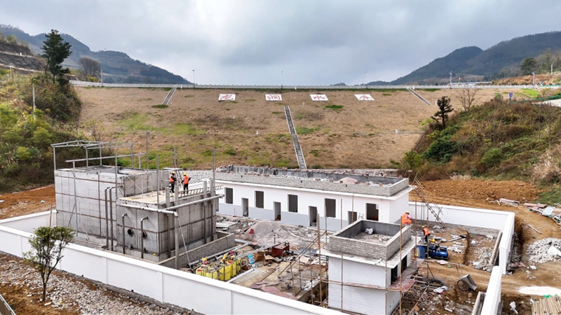 安龙县洒雨镇海星社区龙洞水厂建设现场。安龙县融媒体中心供图