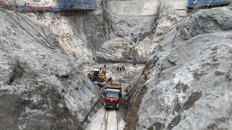 瓮安县塘坎上水库大坝坝基混凝土开仓浇筑。卢锡江摄