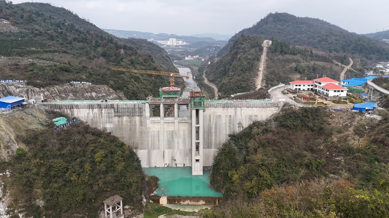 息烽县两岔河水库大坝封顶。路义明 摄