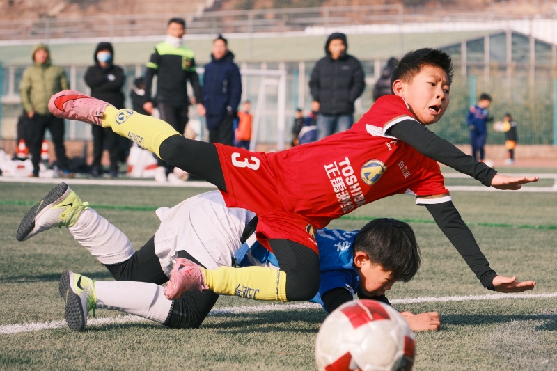 2026年1月1日，在山东省青岛市城阳区夏庄街道山色峪乡村振兴齐鲁样板省级片区举办的足球邀请赛上，足球小将们在奋力争球。