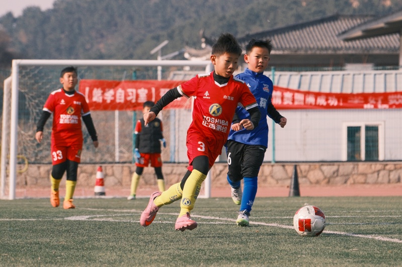2026年1月1日，在山东省青岛市城阳区夏庄街道山色峪乡村振兴齐鲁样板省级片区举办的足球邀请赛上，足球小将在带球进攻。