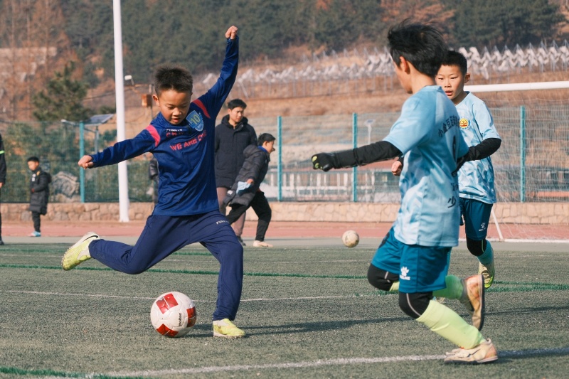 2026年1月1日，在山东省青岛市城阳区夏庄街道山色峪乡村振兴齐鲁样板省级片区举办的足球邀请赛上，足球小将在大力射门。