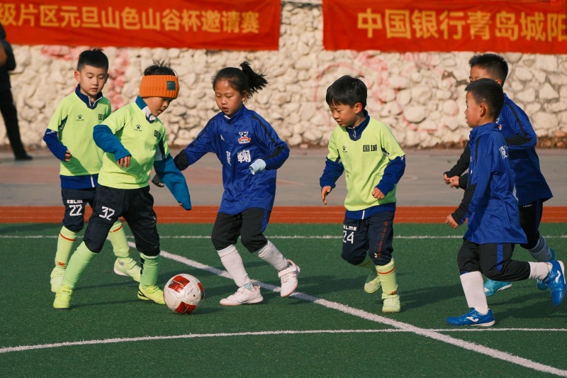 2026年1月1日，在山东省青岛市城阳区夏庄街道山色峪乡村振兴齐鲁样板省级片区举办的足球邀请赛上，足球小将们在拼抢争球。
