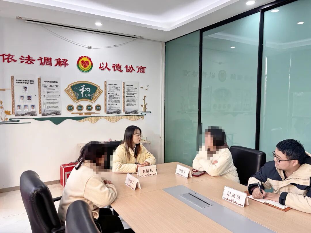 1.社区社工现场调解照片.jpg