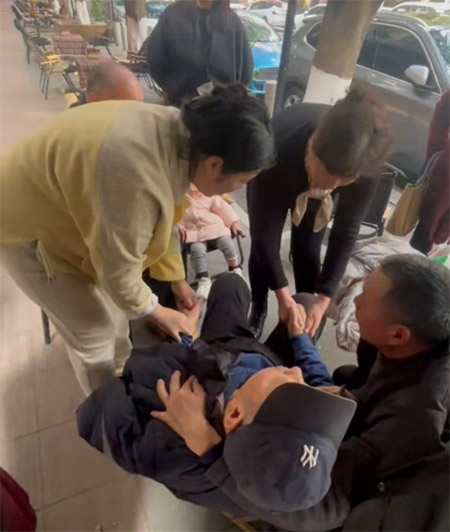 老人酒后昏迷 重庆市精神卫生中心护士街头施救
