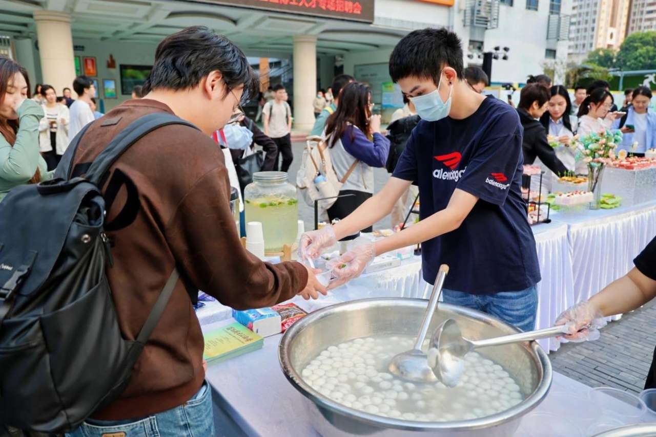 深看湾区 | “双轨引才”诠释人才高地核心区的担当与远见 深看湾区 | “双轨引才”诠释人才高地核心区的担当与远见
