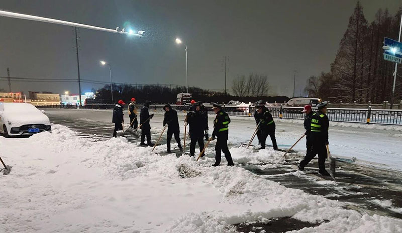 雪夜除雪。濉溪县委宣传部供图