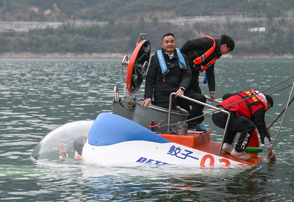 重庆造载人观光潜水器进行交付前测试 重庆造载人观光潜水器进行交付前测试