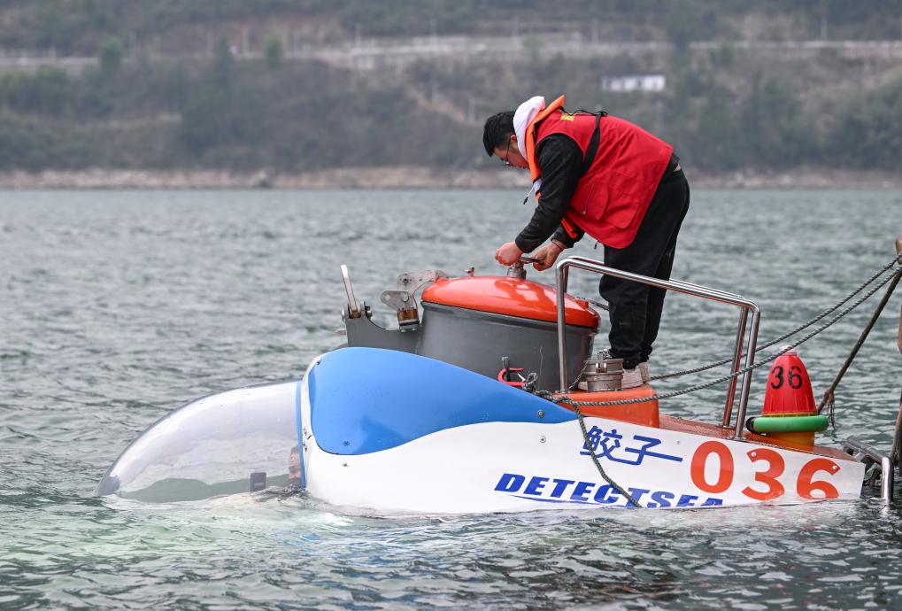 重庆造载人观光潜水器进行交付前测试 重庆造载人观光潜水器进行交付前测试