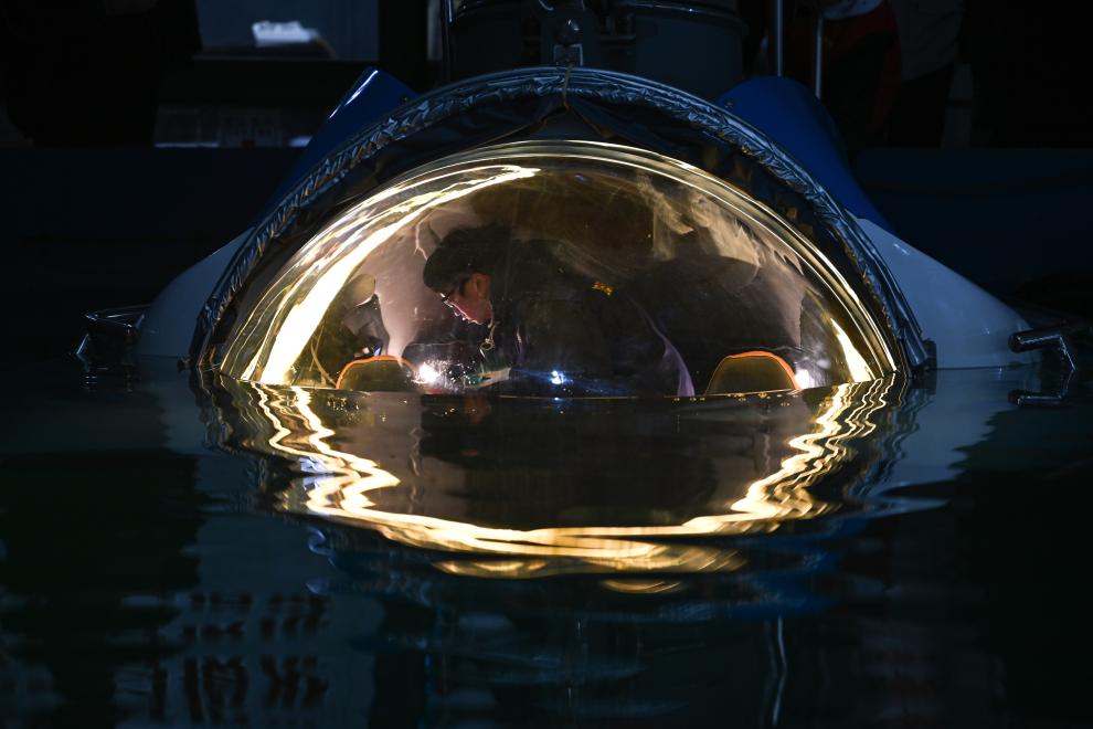 重庆造载人观光潜水器进行交付前测试 重庆造载人观光潜水器进行交付前测试