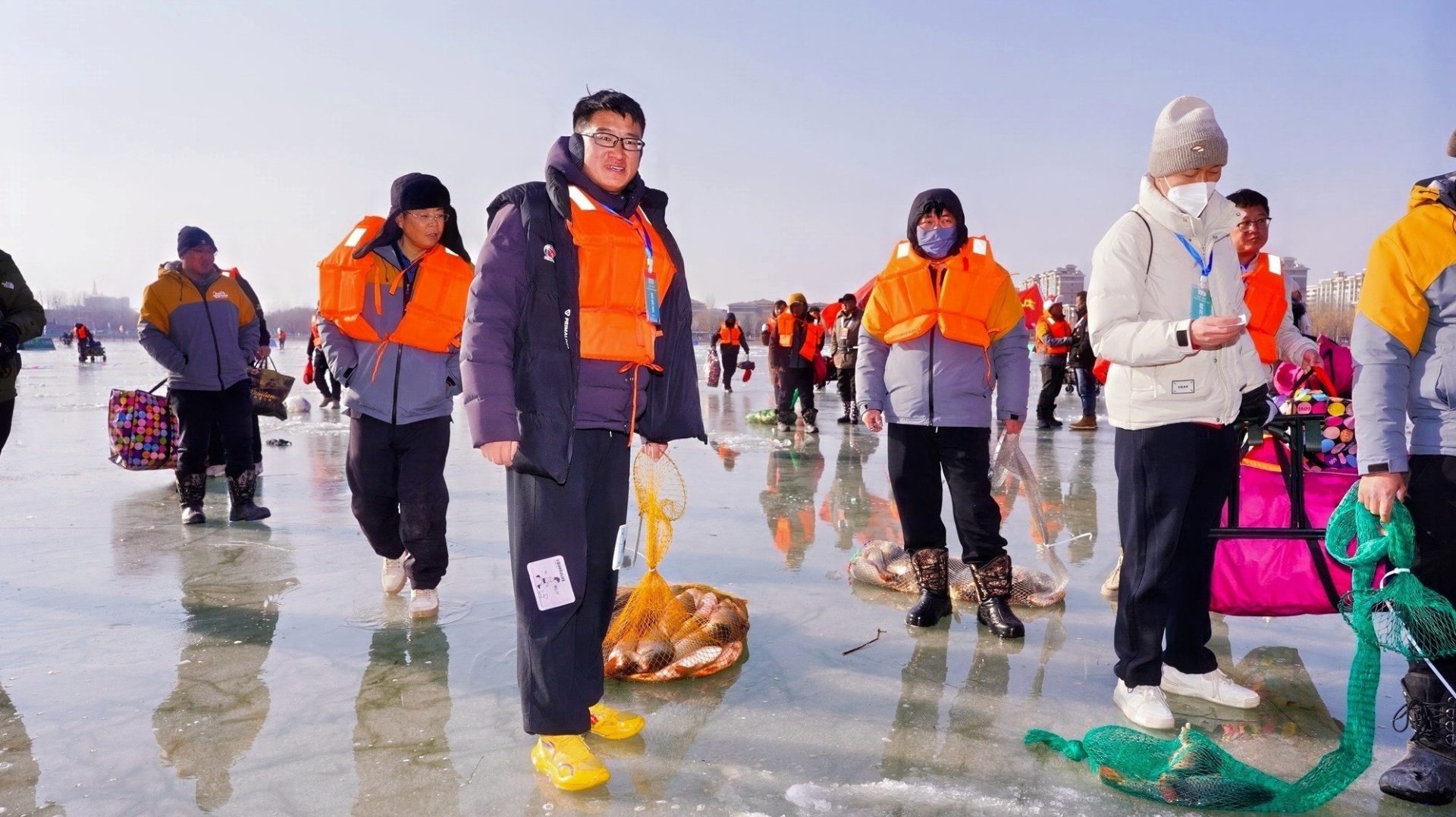 宁夏贺兰:冰钓竞技燃动寒冬 宁夏贺兰:冰钓竞技燃动寒冬