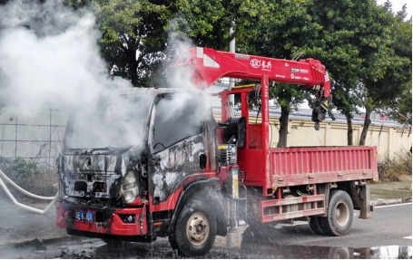 营区附近货车自燃 重庆武警紧急施救