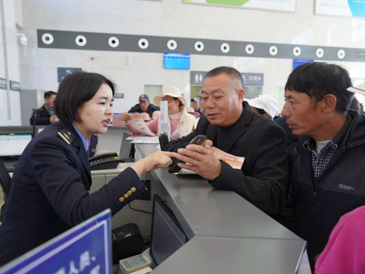 云南阳宗站正式开办客运业务 每天动车停靠6列