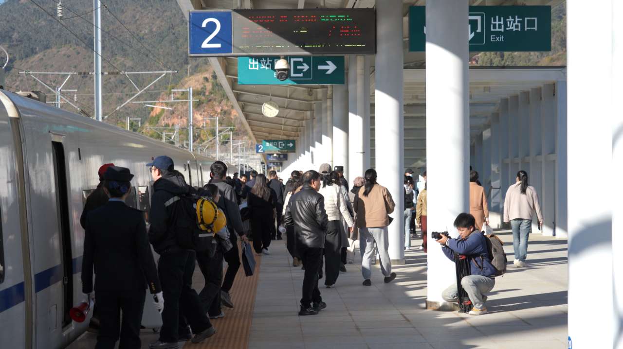 云南阳宗站正式开办客运业务 每天动车停靠6列