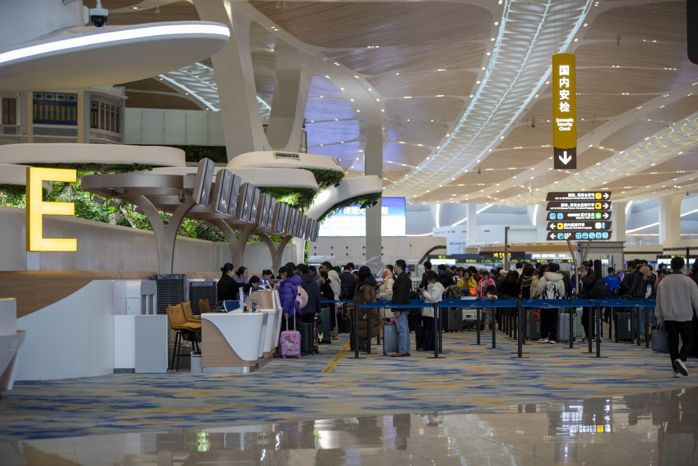 2.3亿人次,972万吨!粤港澳大湾区机场群2025年客货量再创新高 2.3亿人次,972万吨!粤港澳大湾区机场群2025年客货量再创新高