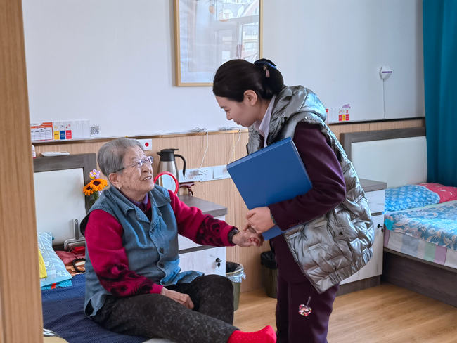 养老院工作人员与老人聊天谈心。人民网记者 马俊华摄