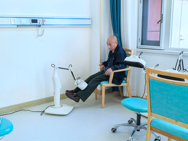 老人在院内进行康复治疗。人民网记者 李洋摄