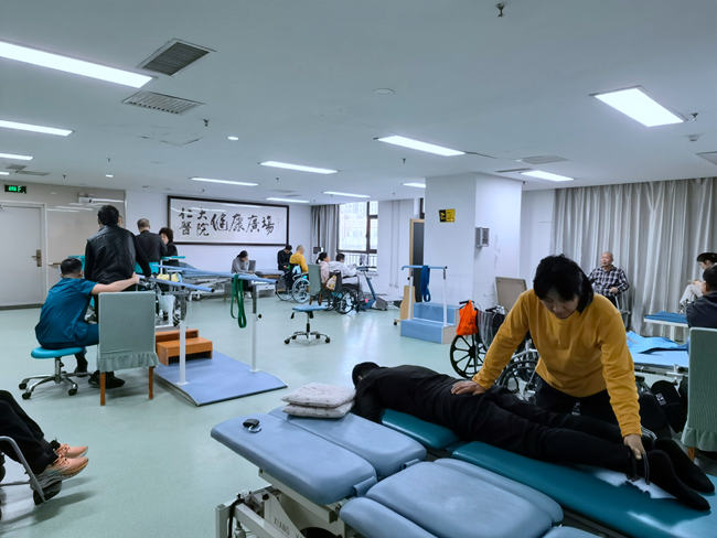 养老院内的康复服务中心。人民网记者 马俊华摄
