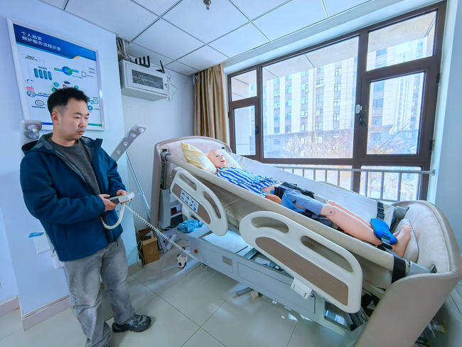 养老院内的智能化养老设备。人民网记者 李洋摄