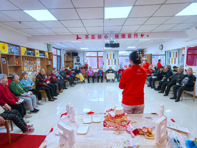 春惠爱养老照护（医养）中心举行的老人集体生日活动。人民网记者 李洋摄
