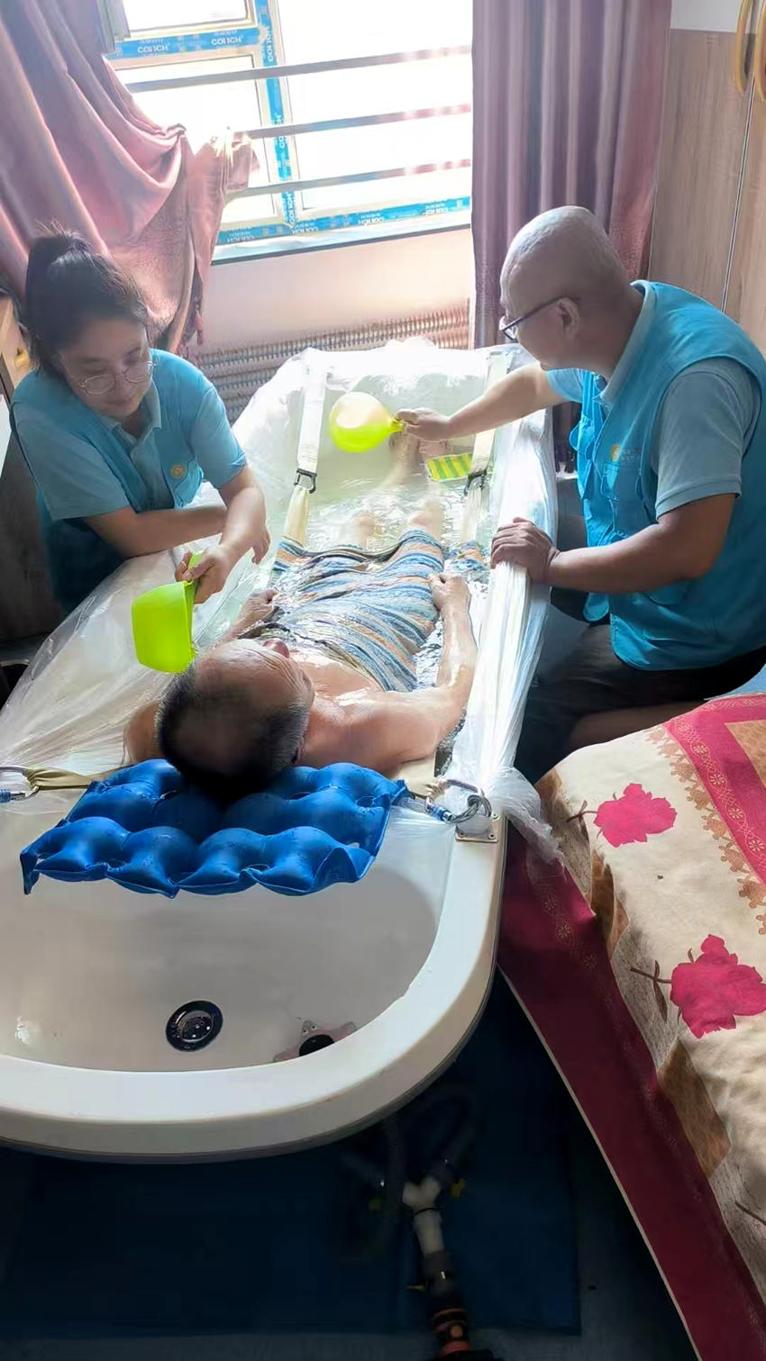 多点赋能筑暖巢 长春勾勒银发幸福图景 佐邻佑舍南湖托养中心助浴团队上门为老人服务(受访者供图)