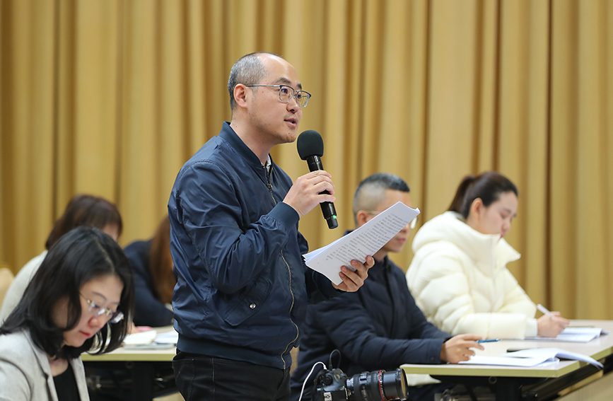 人民网记者在发布会进行提问。戴涛摄