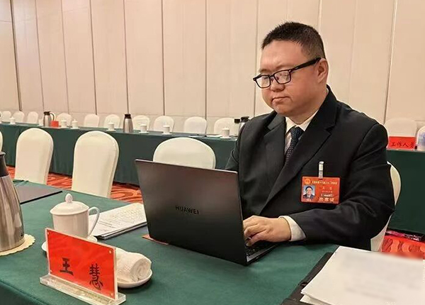 天津两会期间，天津市人大代表、天津市盲人协会主席、北京中银（天津）律师事务所律师王慧使用读屏软件浏览政府工作报告。受访者供图