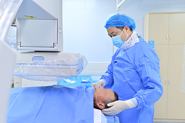 毫米创口破重症：介入医学的精准救治之路