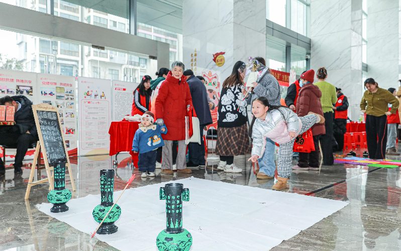 安徽合肥:楼宇里的迎春市集 安徽合肥:楼宇里的迎春市集