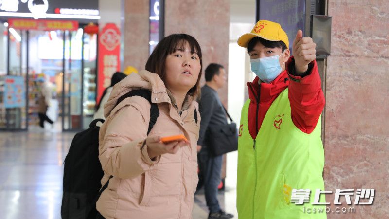 组图丨春运首日志愿者上岗暖旅途,长沙火车站服务提质迎客流高峰 志愿者实时解答列车时刻、票务信息等咨询。