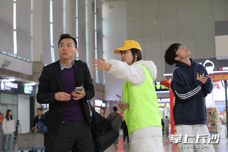 组图丨春运首日志愿者上岗暖旅途,长沙火车站服务提质迎客流高峰 工作中的志愿者。