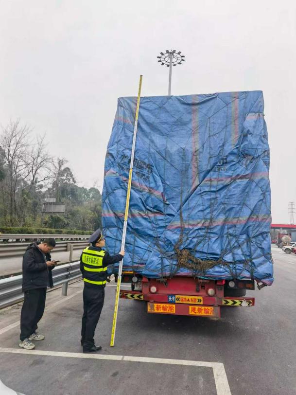 重庆严查超限运输 春运首日3辆违法车辆被依法查处