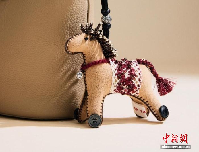 创意小马成“情绪搭子” 浙江嘉兴马年文创走俏