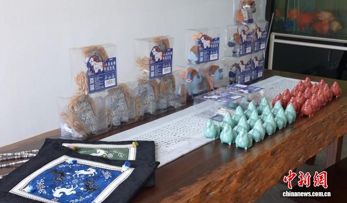 创意小马成“情绪搭子” 浙江嘉兴马年文创走俏