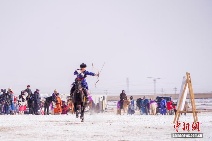寒冬雪原作赛场,马背上的“她们”又美又飒