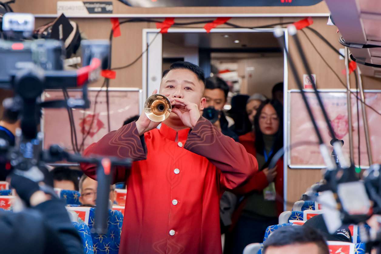 “钢铁丝路 新春和鸣”