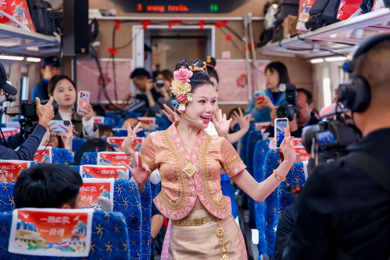 “钢铁丝路 新春和鸣”