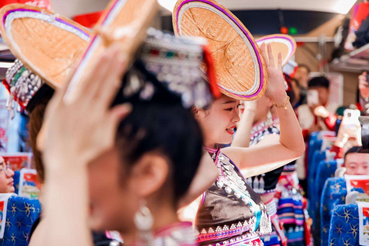 “钢铁丝路 新春和鸣”