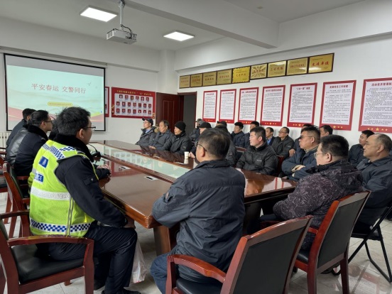 春运首日,安全先行!西安经开交警“警示+体验”双线守护旅客平安返乡路 春运首日,安全先行!西安经开交警“警示+体验”双线守护旅客平安返乡路