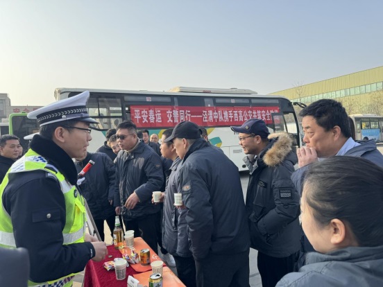 春运首日,安全先行!西安经开交警“警示+体验”双线守护旅客平安返乡路 春运首日,安全先行!西安经开交警“警示+体验”双线守护旅客平安返乡路