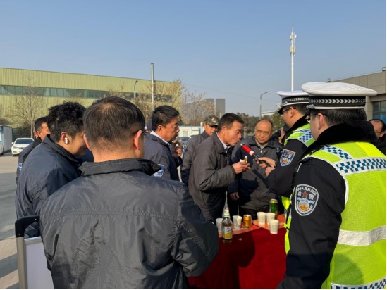 春运首日,安全先行!西安经开交警“警示+体验”双线守护旅客平安返乡路 春运首日,安全先行!西安经开交警“警示+体验”双线守护旅客平安返乡路