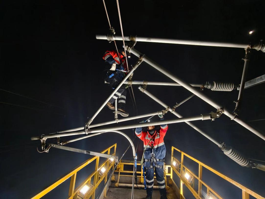 作业人员精准调整接触网腕臂偏移，对各部件螺栓逐一紧固。房国飞摄