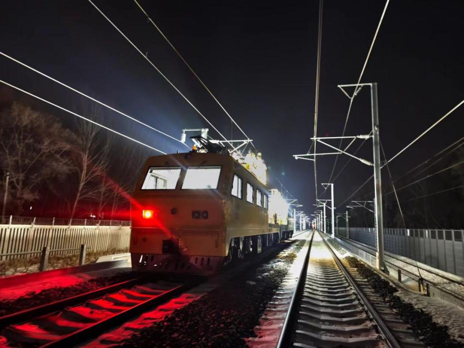 接触网工们登上作业车开始作业。人民网记者 王斯文摄