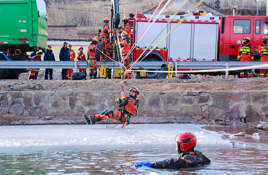 T型绳索冰面救援。赵子墨摄