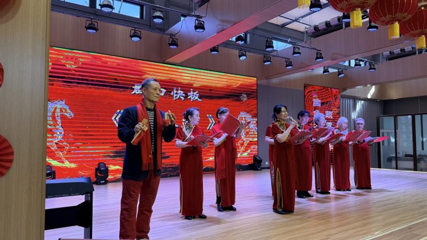 一场属于老人们的“春节联欢会”热闹上演。人民网记者 王海跃摄